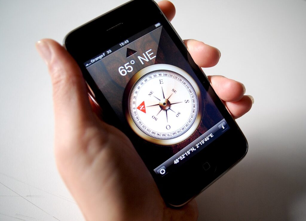 Un iPhone 3GS sur l'application boussole, le 18 juin 2009. - Nicolas Richoffer