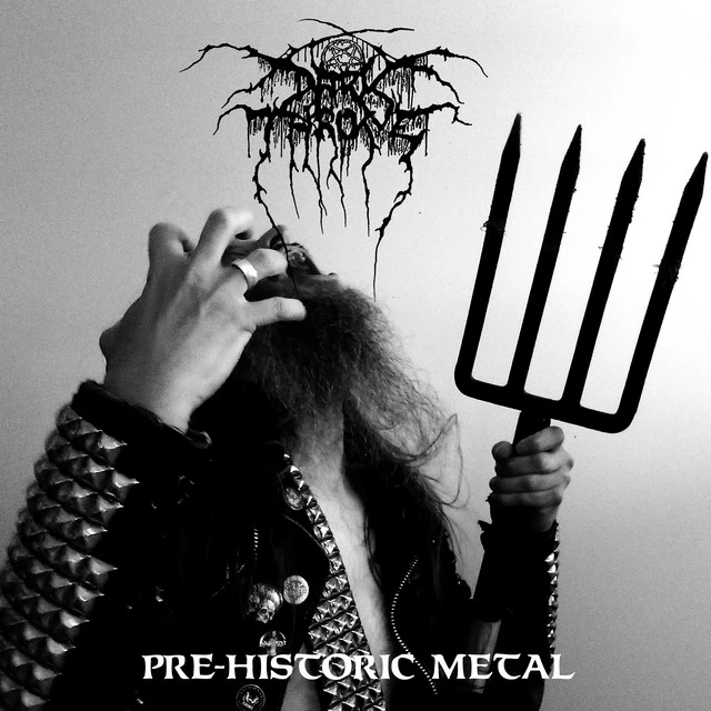 Darkthrone – Pre-Historic Metal : plongée dans l&rsquo;ère primitive du black.