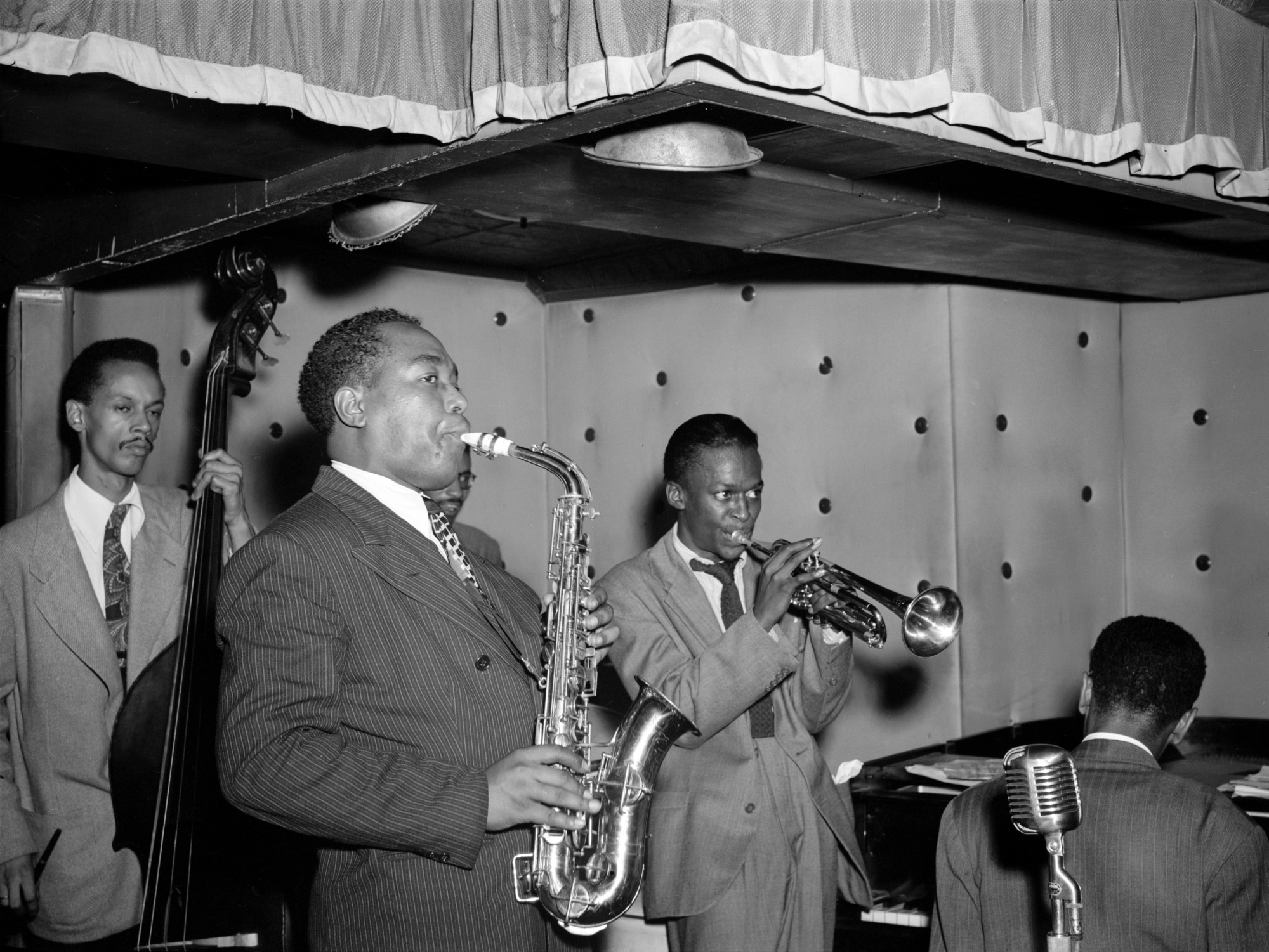 Charlie Parker, Tommy Potter, Miles Davis, Duke Jordan et Max Roach au Three Deuces, New York, 1947 — photo William P. Gottlieb