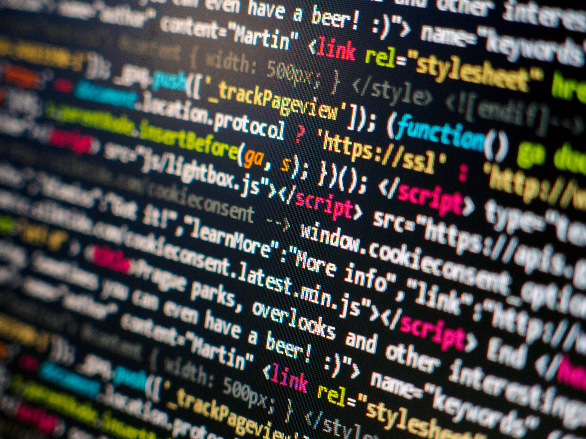 Lignes de code colorées sur un écran, développement front-end