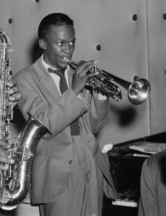 Portrait de Miles Davis au Three Deuces Jazz Club, New York, 1947 — photo William P. Gottlieb
