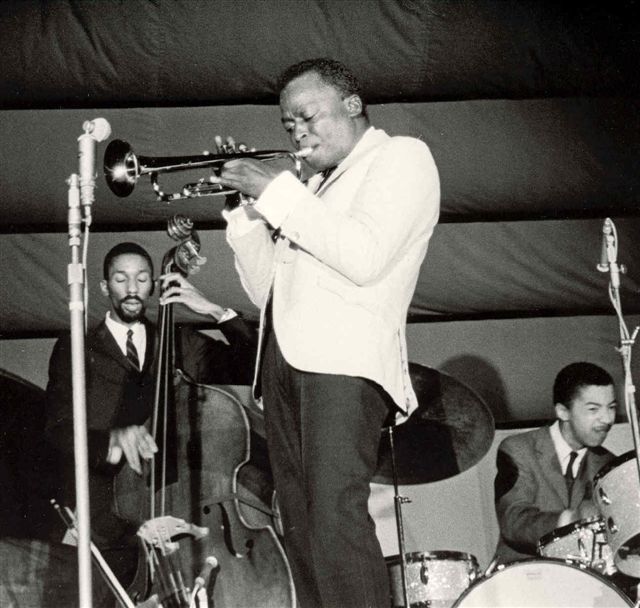 Miles Davis sur scène au festival de jazz d'Antibes Juan-les-Pins en 1963