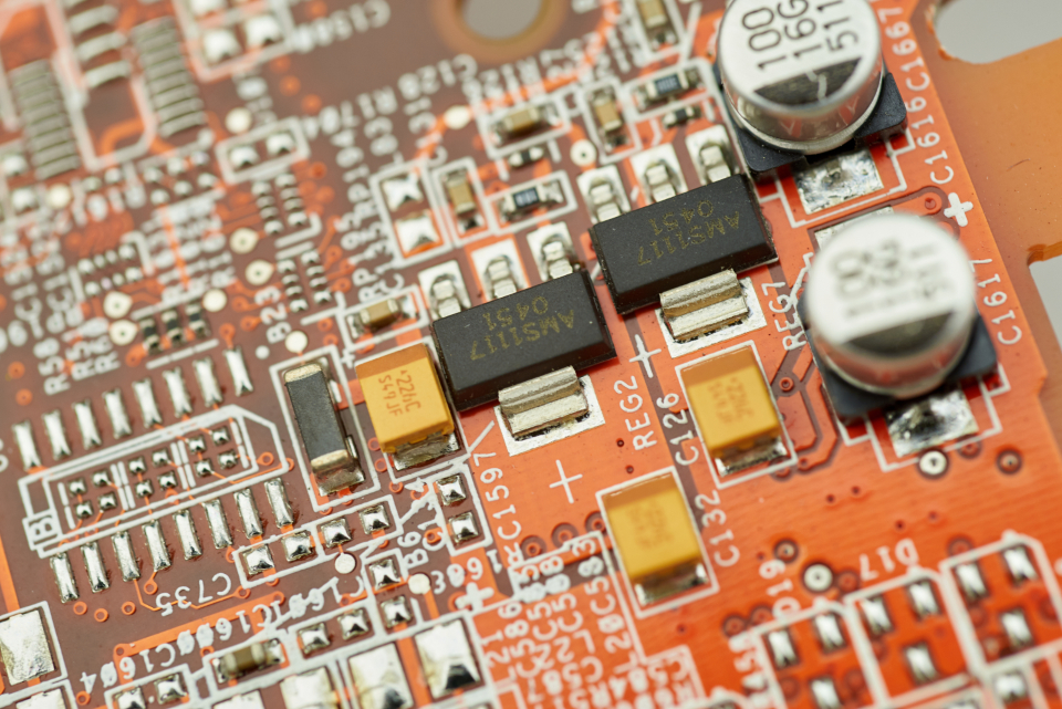 L&rsquo;IA révolutionne la conception des puces radiofréquences en quelques heures