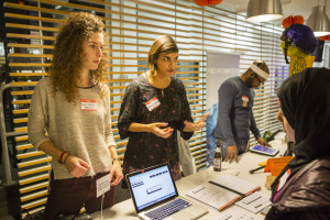 Un capteur tactile transforme le toucher en couleurs visibles