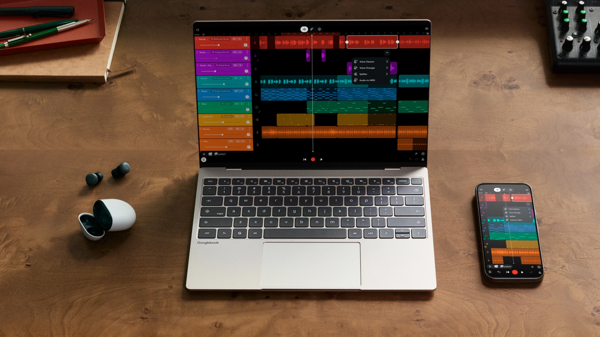 Un Googlebook et un smartphone Android côte à côte sur un bureau en bois, affichant une application de production musicale